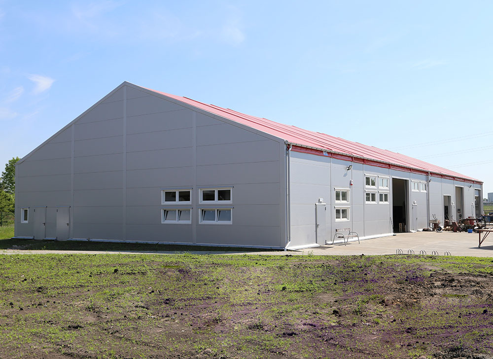 Тепла швидкомонтована споруда. Площа більше ніж 800 кв.м