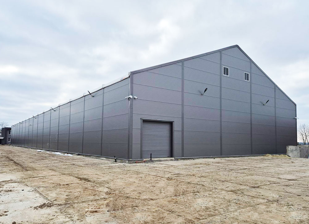 Тепла швидкомонтована споруда. Площа більше ніж 800 кв.м