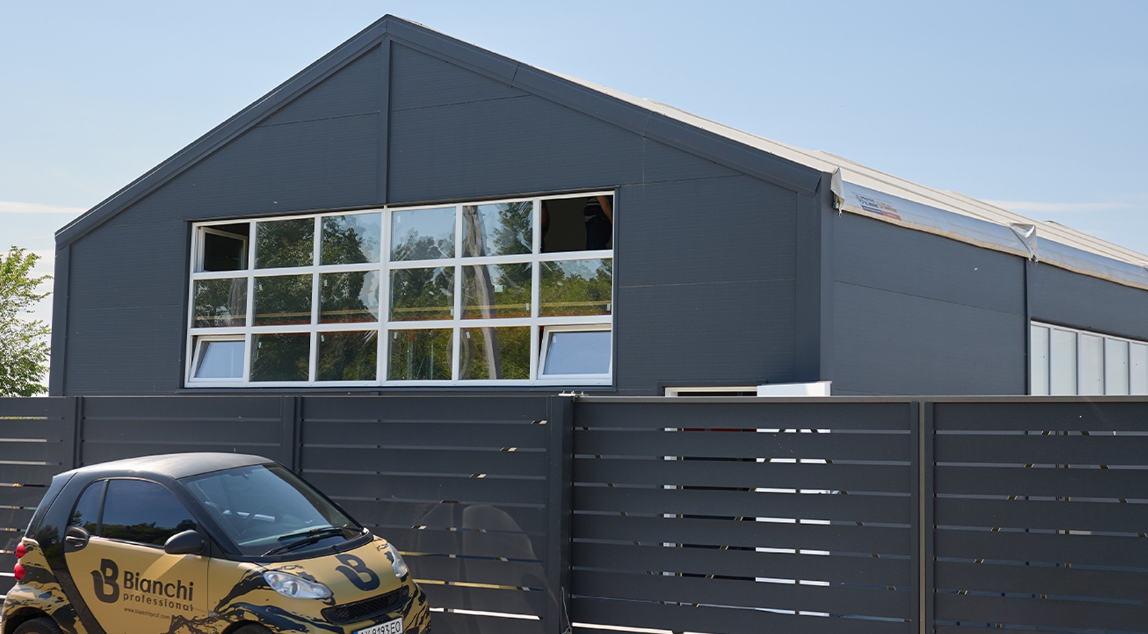 Швидкомонтований склад із мезонінною платформою для компанії 