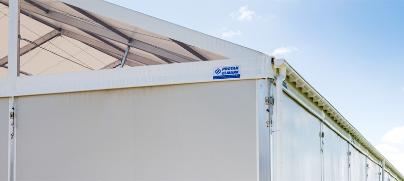 Швидкомонтована споруда: кінний манеж та стайня під одним дахом