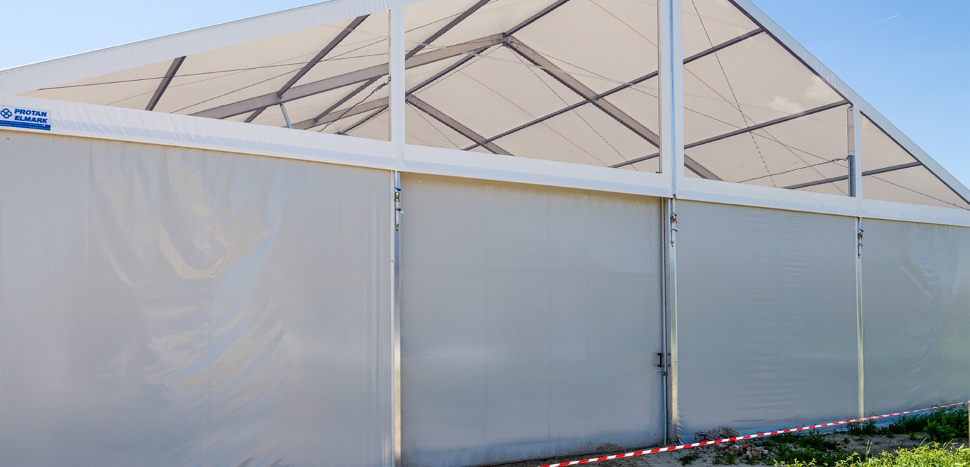 Швидкомонтована споруда: кінний манеж та стайня під одним дахом