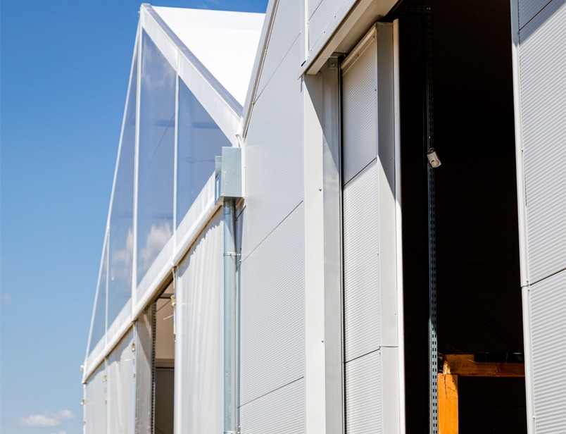 Швидкомонтована споруда: кінний манеж та стайня під одним дахом