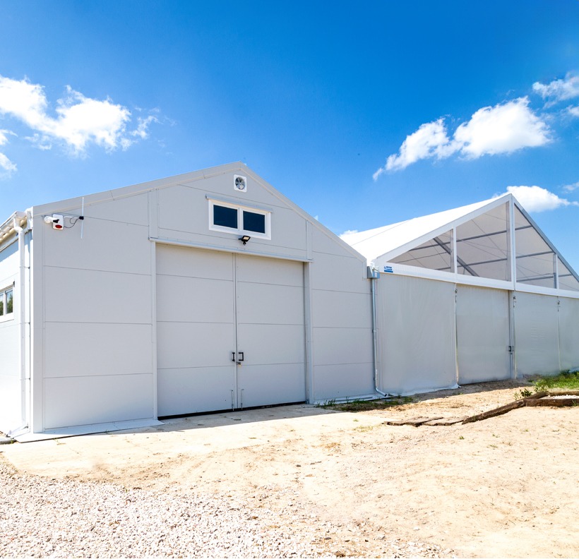 Швидкомонтована споруда: кінний манеж та стайня під одним дахом